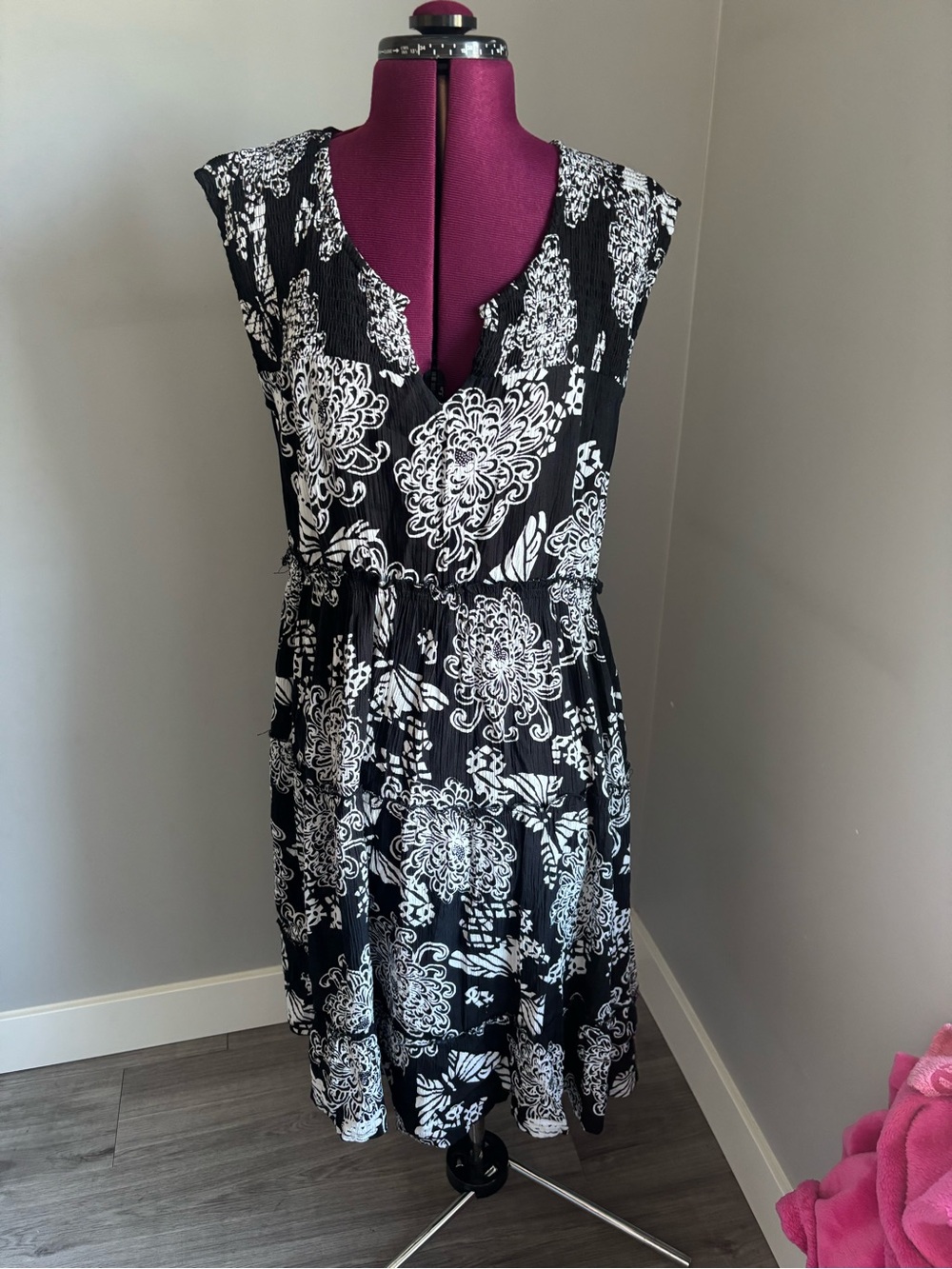 Papa Vancouver Black & White Floral Midi Dress with V-Neck. Fits size L